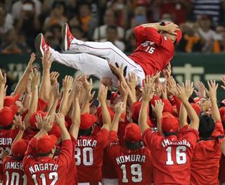【プロ野球巨人対広島】胴上げされる広島・黒田博樹＝東京ドーム(撮影・塩浦孝明)