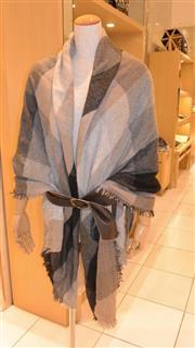 大判のストールを上着のように羽織るのが今年らしいスタイル＝東京都新宿区の伊勢丹新宿本店