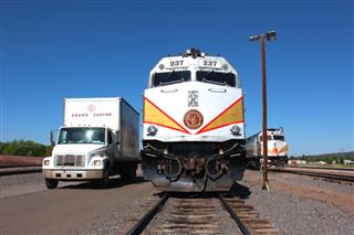 早朝から出発準備を進めるグランドキャニオン鉄道