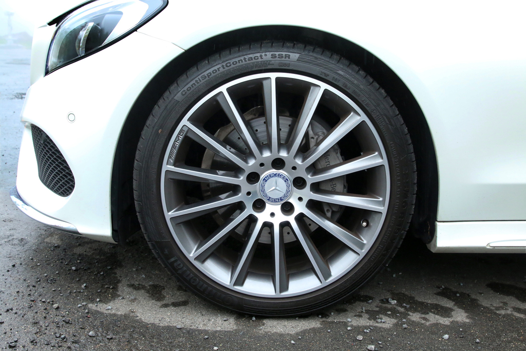 扁平率４０％の薄型１９インチタイヤを履いている