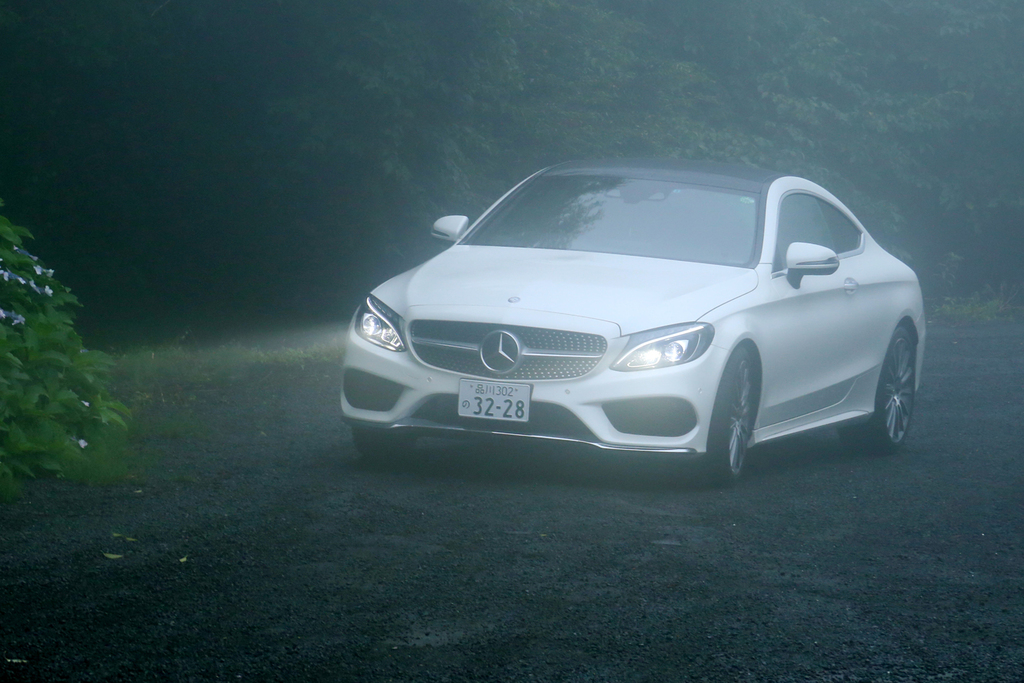 箱根で突然の霧に包まれたＣクラスクーペ
