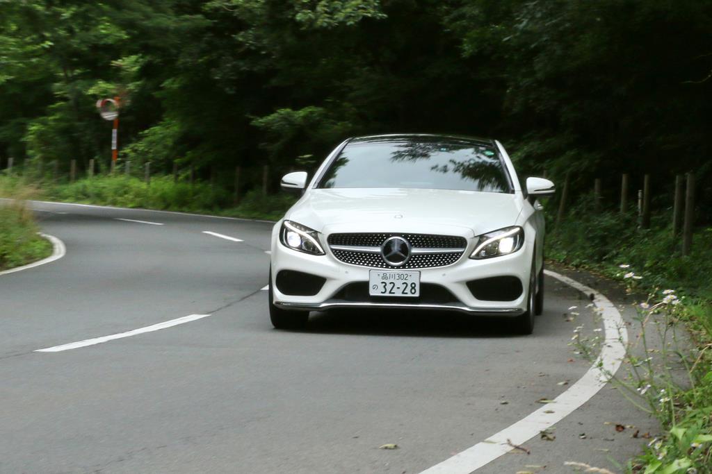 箱根を走るメルセデス・ベンツのＣクラスクーペ