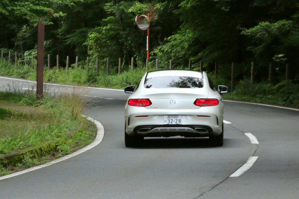 箱根を走るメルセデス・ベンツのＣクラスクーペ