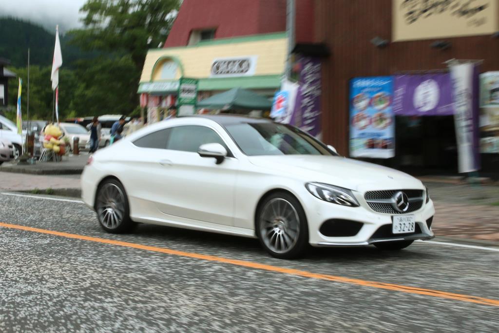 元箱根を走るメルセデス・ベンツのＣクラスクーペ