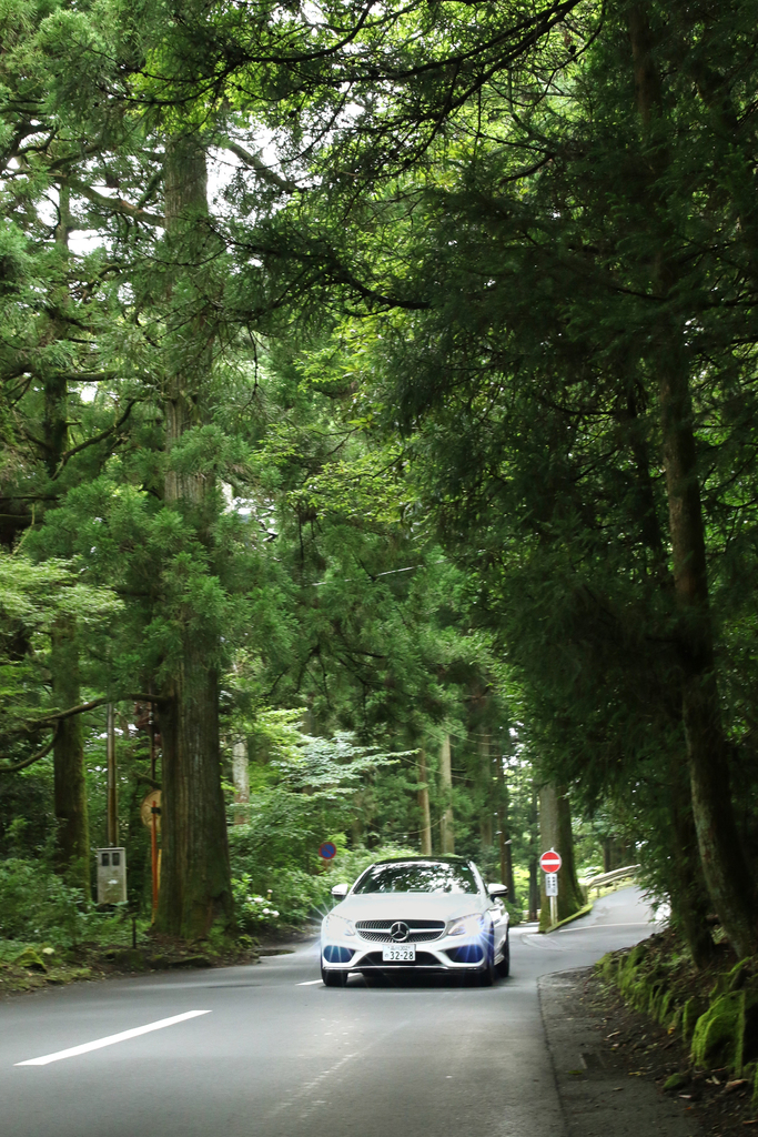 箱根の芦ノ湖周辺を走るメルセデス・ベンツのＣクラスクーペ