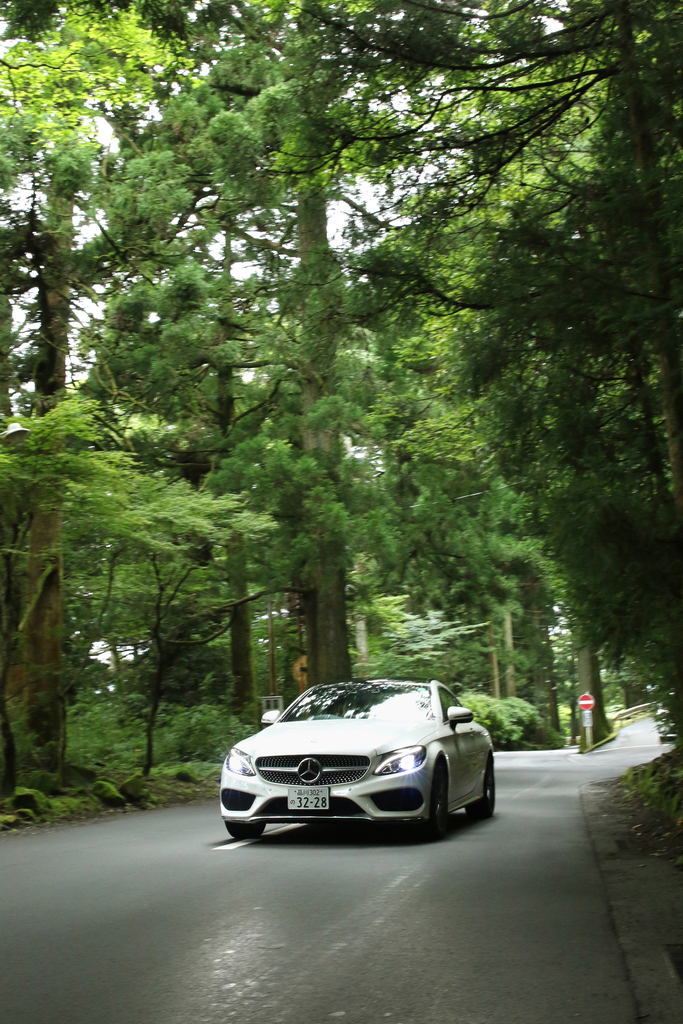 箱根の芦ノ湖周辺を走るメルセデス・ベンツのＣクラスクーペ