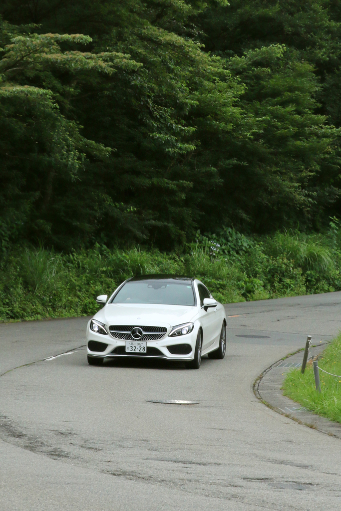 箱根園を走るメルセデス・ベンツのＣクラスクーペ