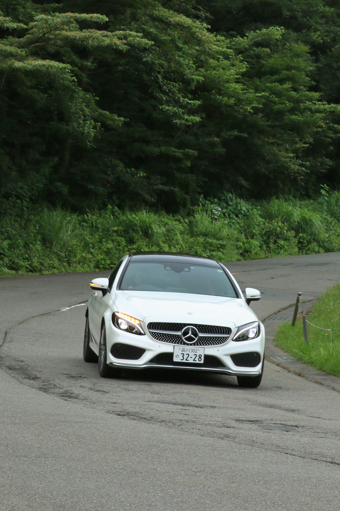 箱根園を走るメルセデス・ベンツのＣクラスクーペ
