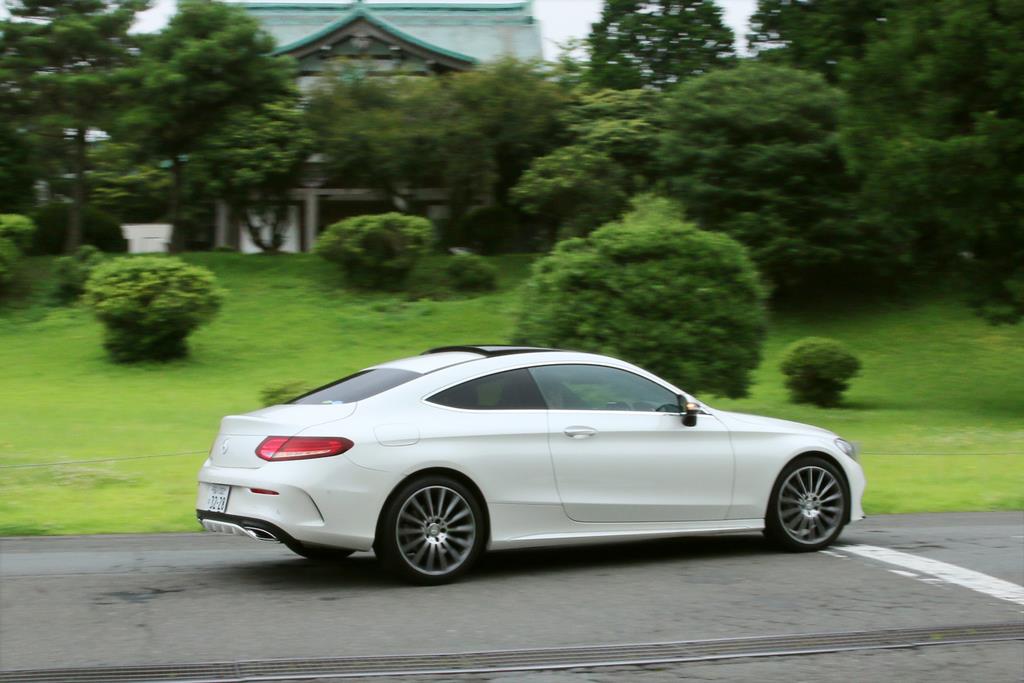 箱根園を走るメルセデス・ベンツのＣクラスクーペ