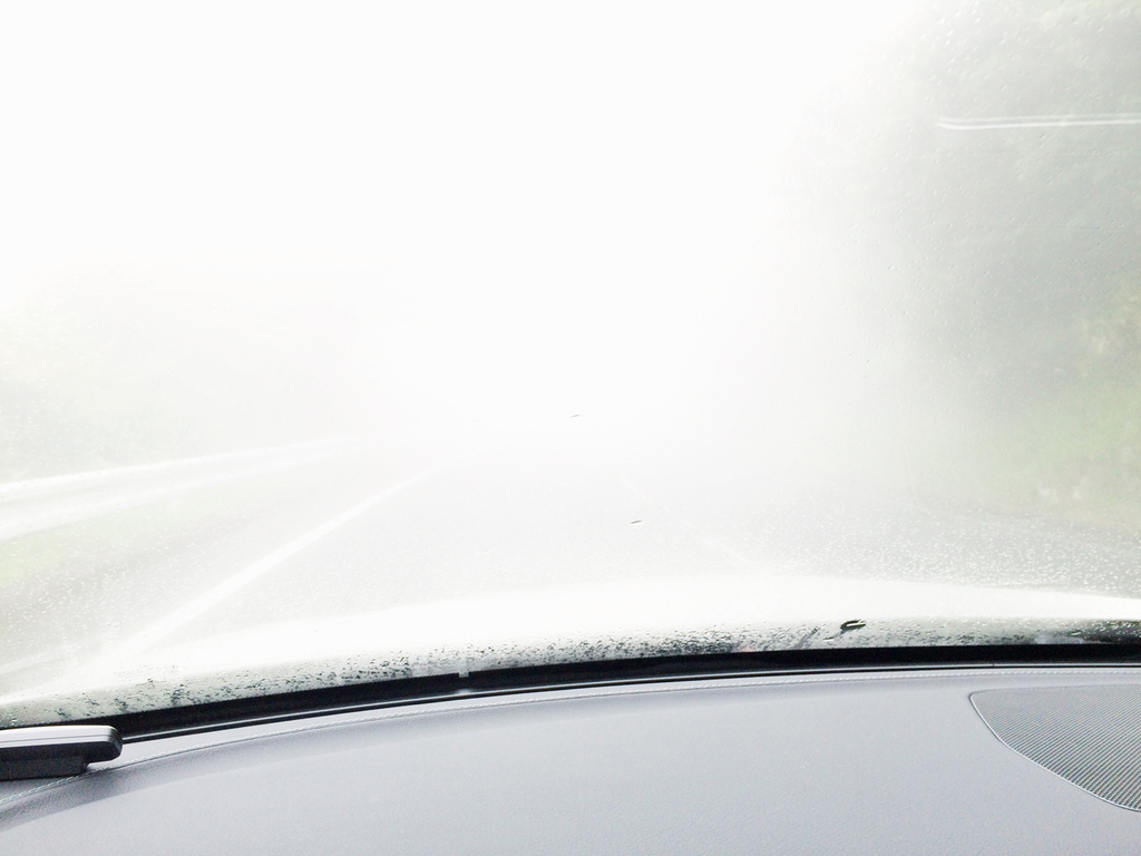 突然の濃霧で前方視界がほぼゼロになった箱根のターンパイク（iPhoneで撮影）