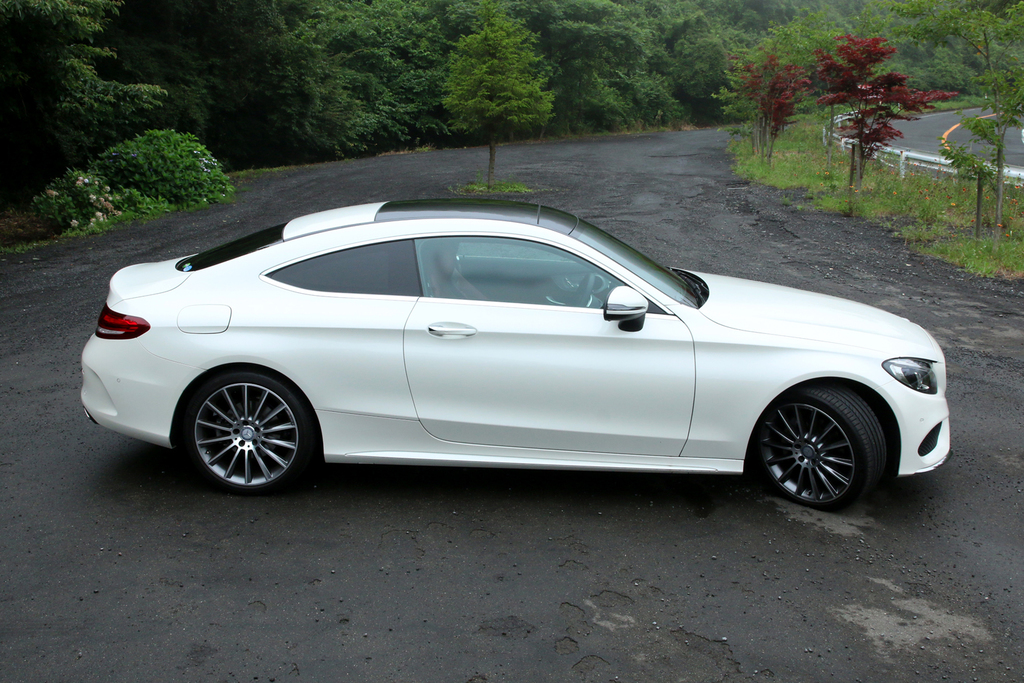 サイドを走る２本のキャラクターラインが陰影感を生む