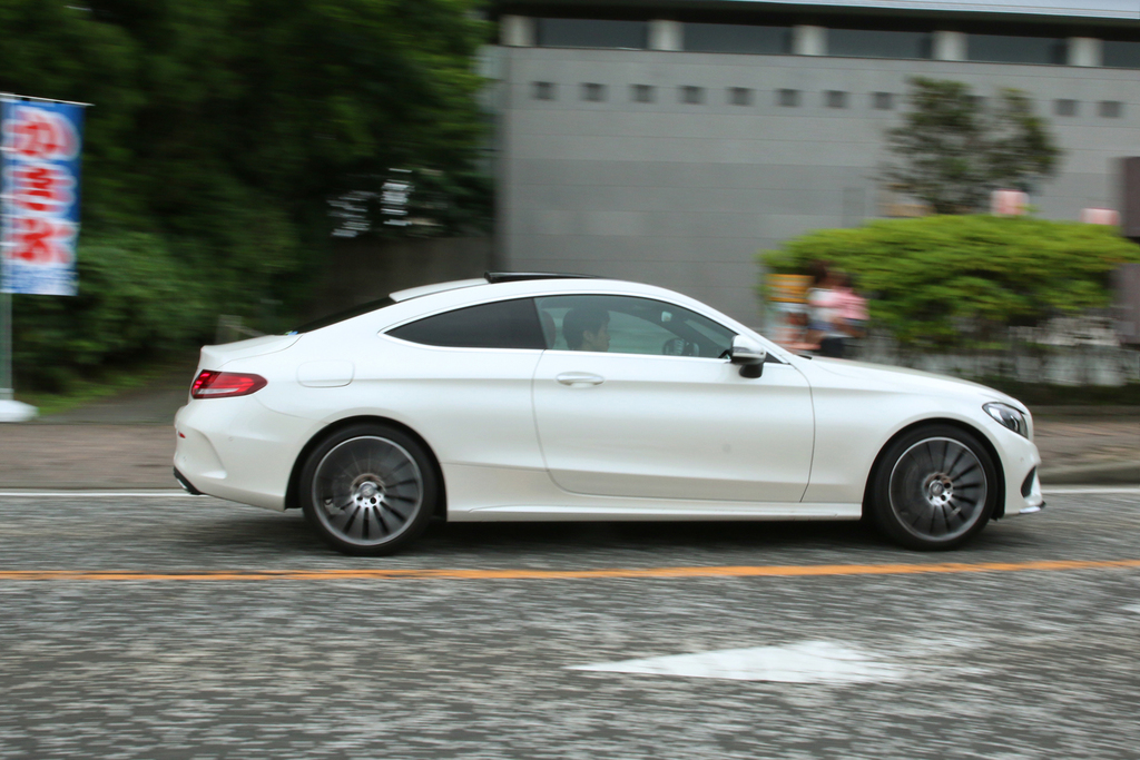 元箱根を走るメルセデス・ベンツのＣクラスクーペ