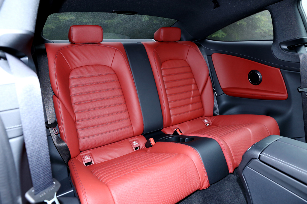 後席も豪華だが、居住性は高くない