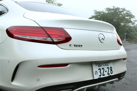 リヤから眺めるＣクラスクーペ