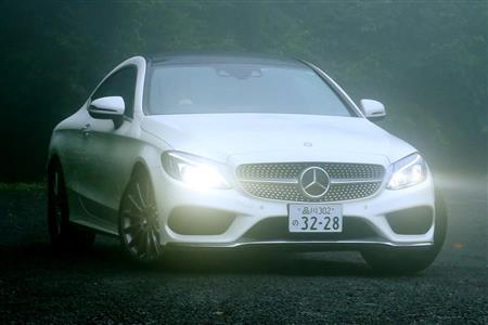 箱根で突然の霧に包まれたＣクラスクーペ