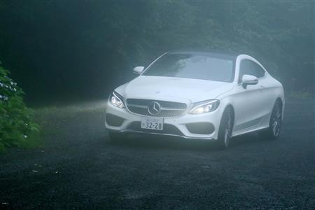 箱根で突然の霧に包まれたＣクラスクーペ