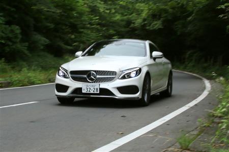 箱根を走るメルセデス・ベンツのＣクラスクーペ