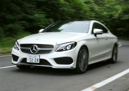 箱根を走るメルセデス・ベンツのＣクラスクーペ