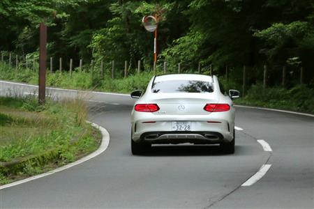 箱根を走るメルセデス・ベンツのＣクラスクーペ