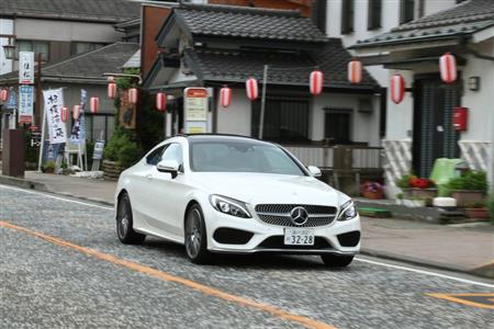 元箱根を走るメルセデス・ベンツのＣクラスクーペ