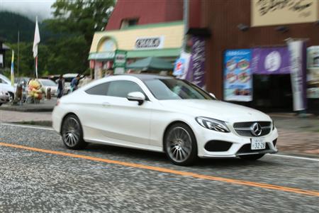 元箱根を走るメルセデス・ベンツのＣクラスクーペ