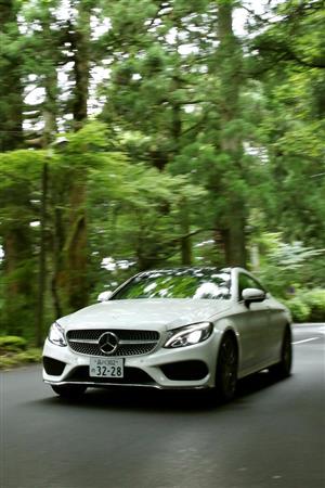 箱根の芦ノ湖周辺を走るメルセデス・ベンツのＣクラスクーペ