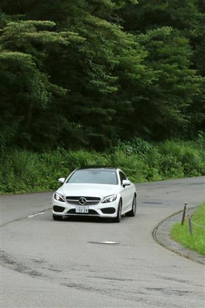 箱根園を走るメルセデス・ベンツのＣクラスクーペ