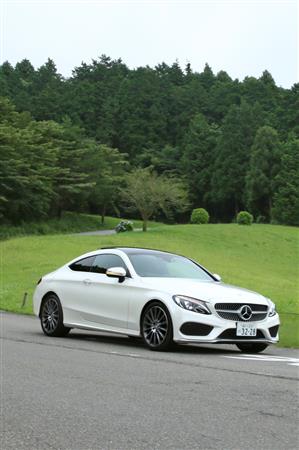 箱根園を走るメルセデス・ベンツのＣクラスクーペ