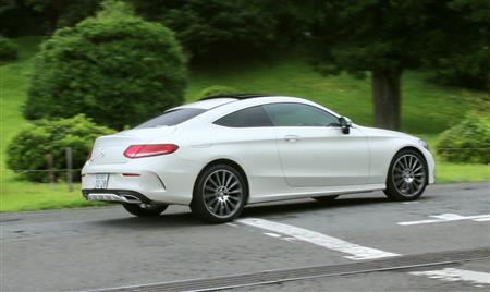 箱根園を走るメルセデス・ベンツのＣクラスクーペ