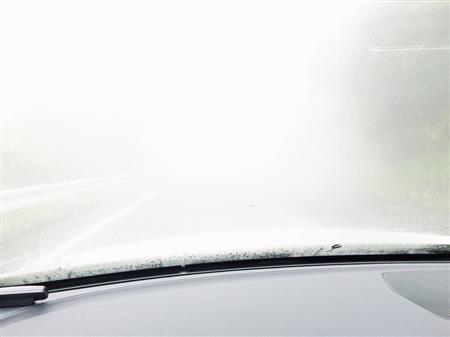 突然の濃霧で前方視界がほぼゼロになった箱根のターンパイク（iPhoneで撮影）