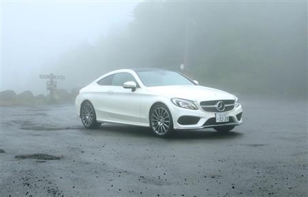 メルセデス・ベンツのＣクラスクーペ。晴天なら後方に相模湾が見えるのに…