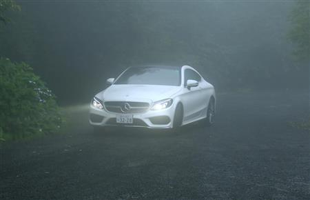 箱根で突然の霧に包まれたＣクラスクーペ