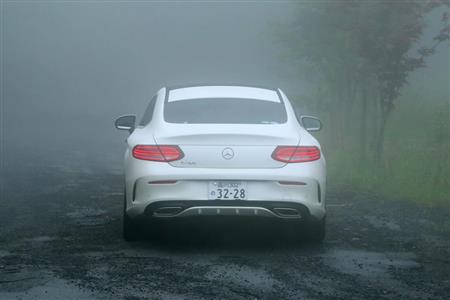 箱根で濃霧に包まれるＣクラスクーペ。リヤのＬＥＤコンビランプがぼんやりと浮かび上がる