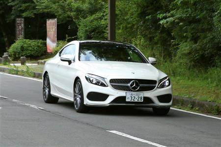 箱根を走るメルセデス・ベンツのＣクラスクーペ