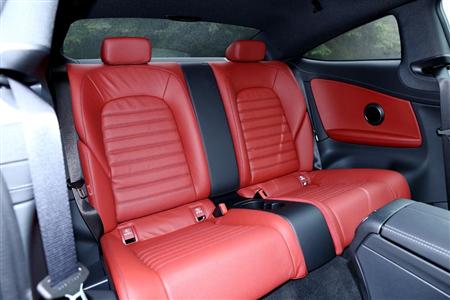 後席も豪華だが、居住性は高くない