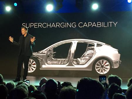 米テスラ・モーターズのデザインスタジオで「モデル３」について説明するイーロン・マスク最高経営責任者（ＣＥＯ）は＝３１日、カリフォルニア州ホーソーン（ＡＰ）