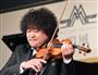 ＪＲ西日本「ＴＷＩＬＩＧＨＴ ＥＸＰＲＥＳＳ（トワイライトエクスプレス）瑞風」アンバサダー就任発表会就任式で演奏する、アンバサダーに就任したバイオリニストの葉加瀬太郎＝１２日、東京都千代田区（寺河内美奈撮影）