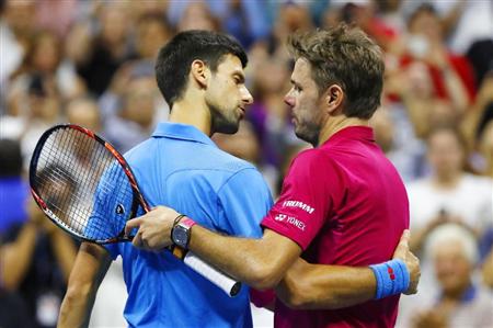 男子シングルスで優勝し、ノバク・ジョコビッチ（左）と健闘をたたえ合うスタン・バブリンカ＝ニューヨーク（共同）