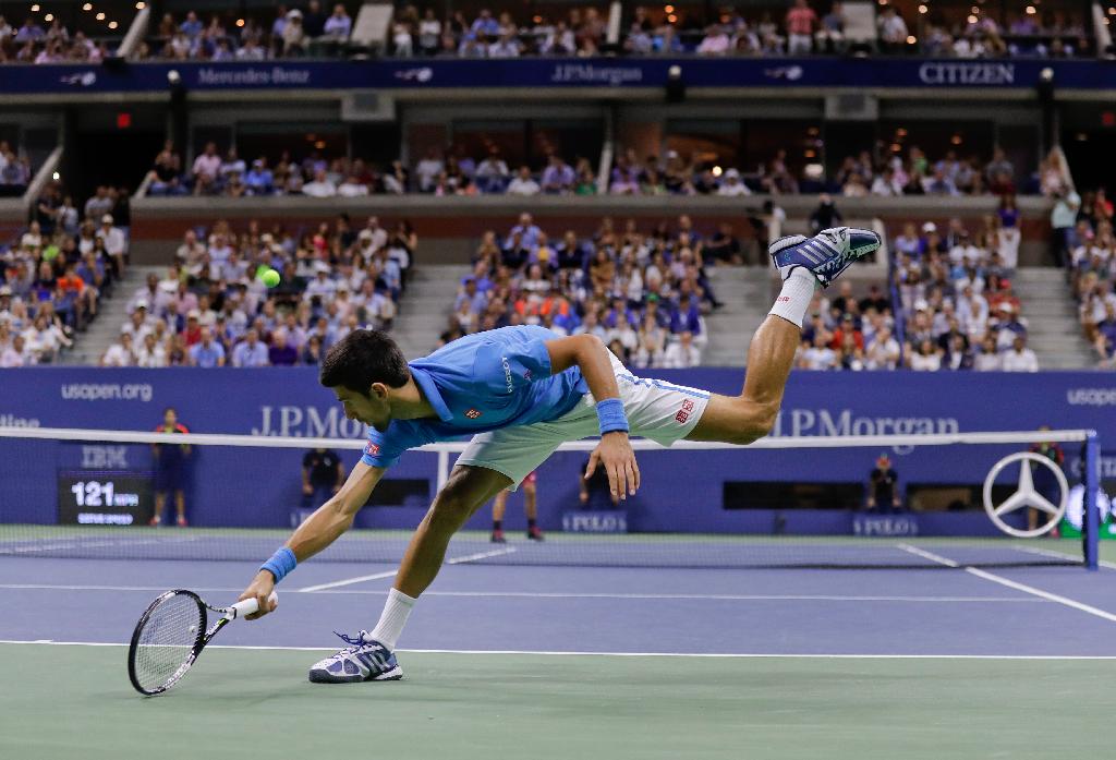 懸命にバブリンカに対してリターンを打つジョコビッチ＝１１日、米ニューヨーク（ＡＰ）