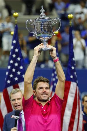 男子シングルス決勝でノバク・ジョコビッチを破り、優勝トロフィーを掲げるスタン・バブリンカ＝ニューヨーク（共同）