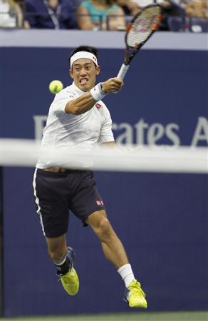 男子シングルス準決勝でスタン・バブリンカと対戦し、リターンする錦織圭＝９日、ニューヨーク（共同）