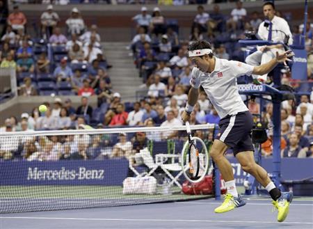 男子シングルス準決勝スタン・バブリンカと対戦し、ネット際に攻め込む錦織圭＝ニューヨーク（共同）