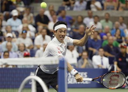 男子シングルス準決勝スタン・バブリンカと対戦し、ネット際に詰める錦織圭＝ニューヨーク（共同）