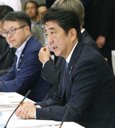 「未来投資会議」の初会合であいさつする安倍首相＝１２日午後、首相官邸