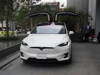 テスラモーターズジャパンが国内初公開したＳＵＶ「モデルＸ」