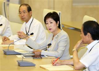 築地市場の移転先となる豊洲市場で、都が土壌汚染対策として実施したと説明していた盛り土が一部行われていなかった問題に関して都庁で関係者に指示を出す東京都の小池百合子知事（中央）＝１２日午前、東京都新宿区の東京都庁(福島範和撮影)