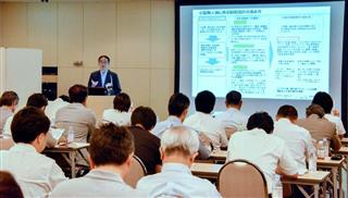 セミナーでは政府関係者らが最新情報を報告した＝８月１０日、東京都千代田区大手町