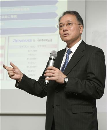 米インターシルの完全子会社化について記者会見するルネサスエレクトロニクスの呉文精社長＝１３日、東京都江東区