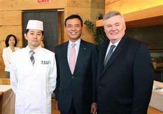 日本料理専門講座の開講式典に参加したサントリーホールディングスの新浪剛史社長(中央)=12日、米ニューヨーク(共同) 日本料理専門講座の開講式典に参加したサントリーホールディングスの新浪剛史社長(中央)=12日、米ニューヨーク(共同)