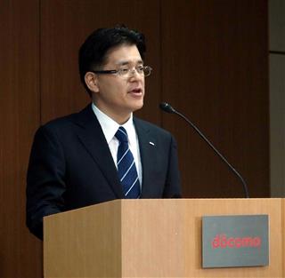 国内最速の高速移動通信の新サービスについて説明するＮＴＴドコモネットワーク部の三木睦丸部長＝１３日、東京都千代田区